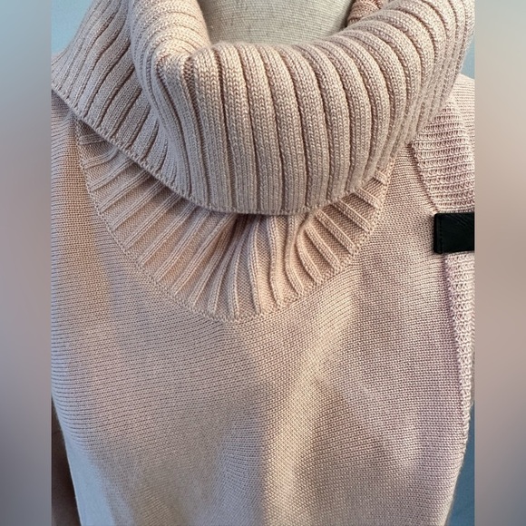 Calvin Klein sweater pink cape style sweater with buckle clasp - Picture 5 of 5